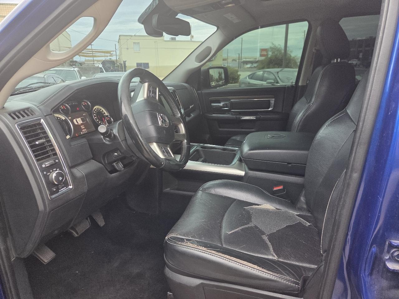 RAM 1500 4WD Crew Cab 140.5" Laramie 2015
