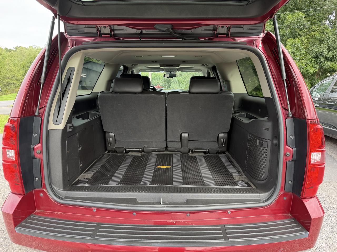 2010 Chevrolet Suburban LT - Photo 9