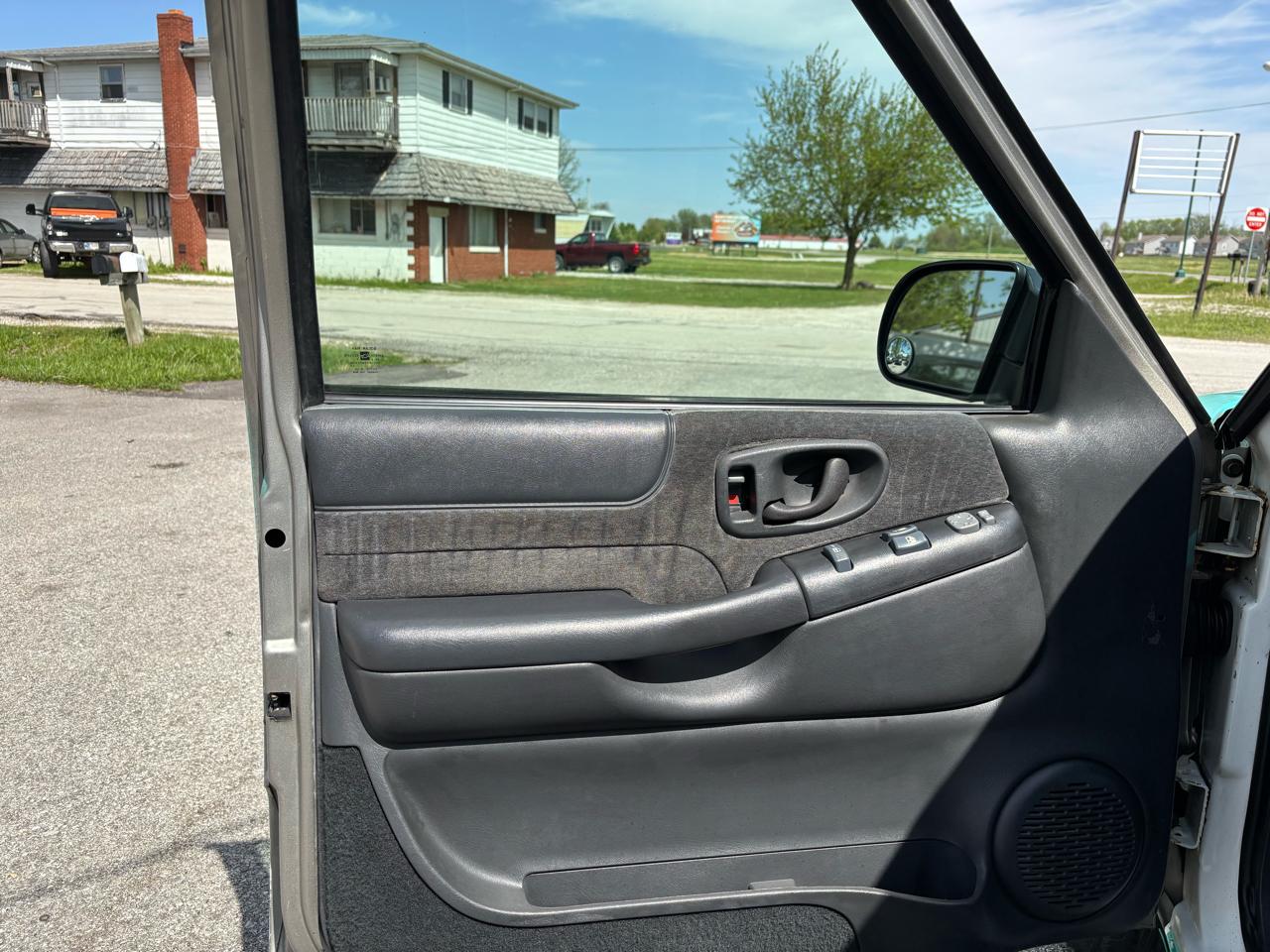 Chevrolet Blazer LS 2-Door 2WD 2001