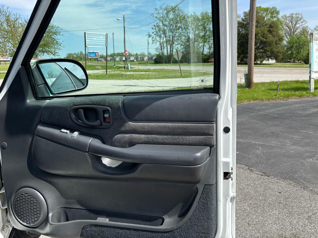 Chevrolet Blazer LS 2-Door 2WD 2001