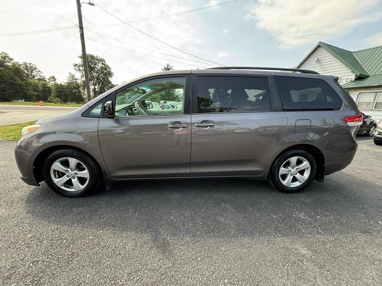 Toyota Sienna LE FWD 8-Passenger V6 2013