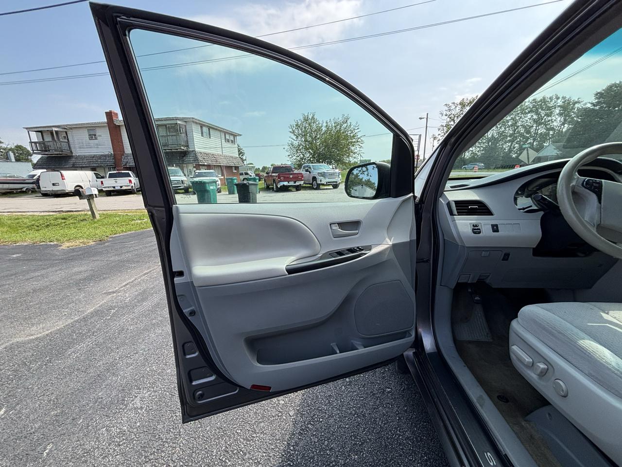 Toyota Sienna LE FWD 8-Passenger V6 2013