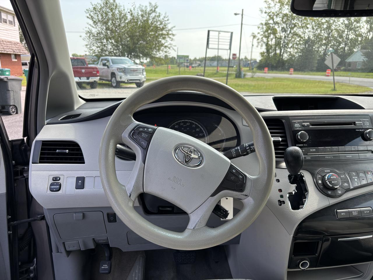 Toyota Sienna LE FWD 8-Passenger V6 2013