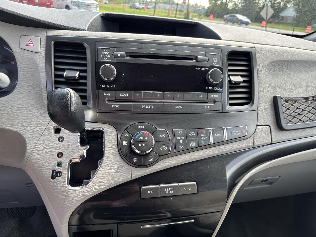 Toyota Sienna LE FWD 8-Passenger V6 2013