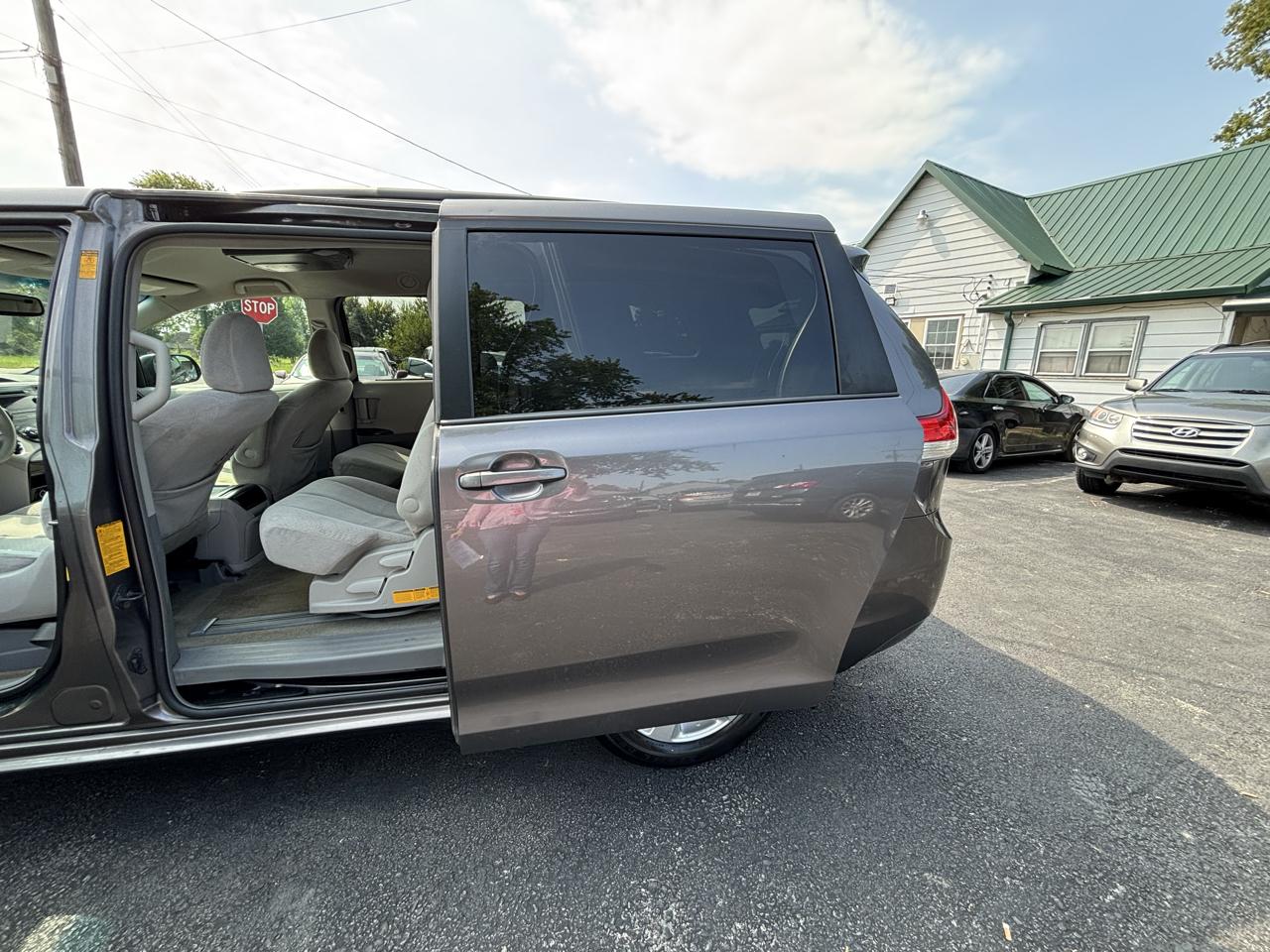 Toyota Sienna LE FWD 8-Passenger V6 2013