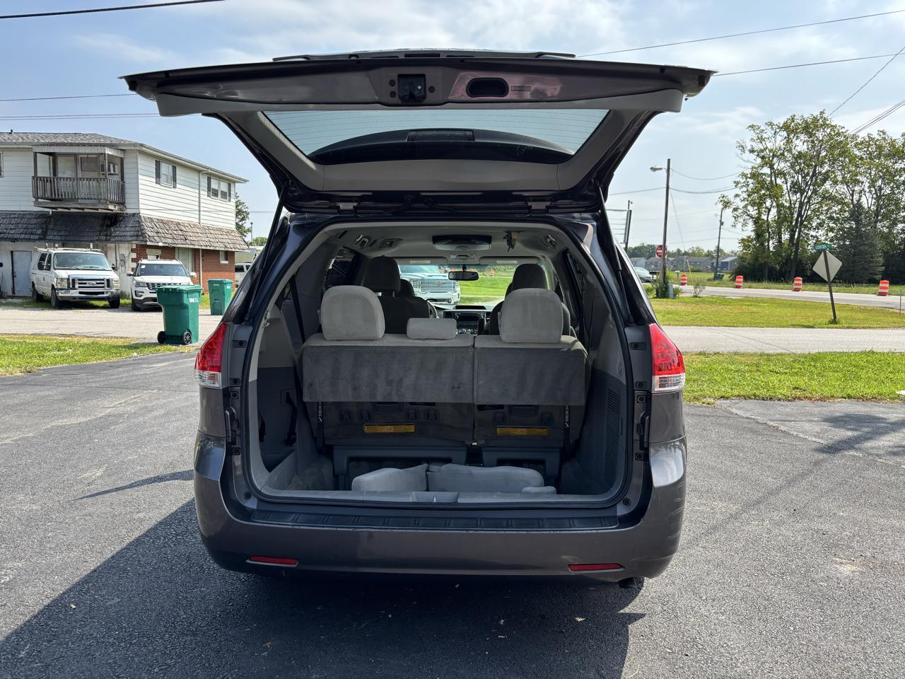 Toyota Sienna LE FWD 8-Passenger V6 2013