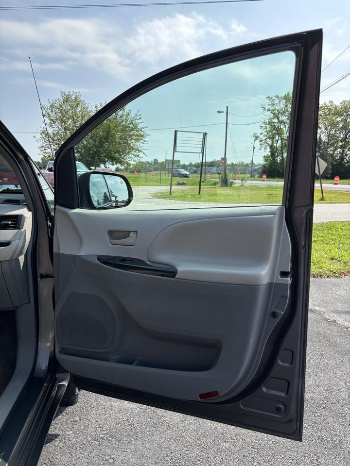 Toyota Sienna LE FWD 8-Passenger V6 2013