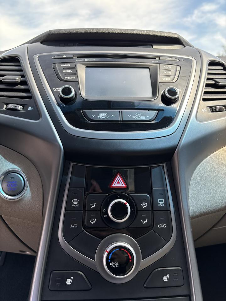 Hyundai Elantra SE 6AT 2016