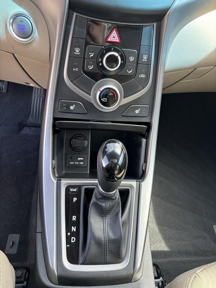 Hyundai Elantra SE 6AT 2016