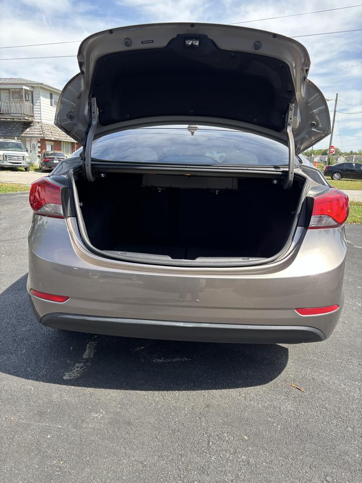 Hyundai Elantra SE 6AT 2016
