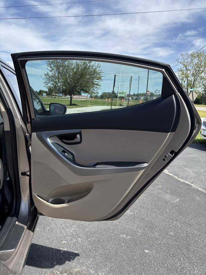 Hyundai Elantra SE 6AT 2016