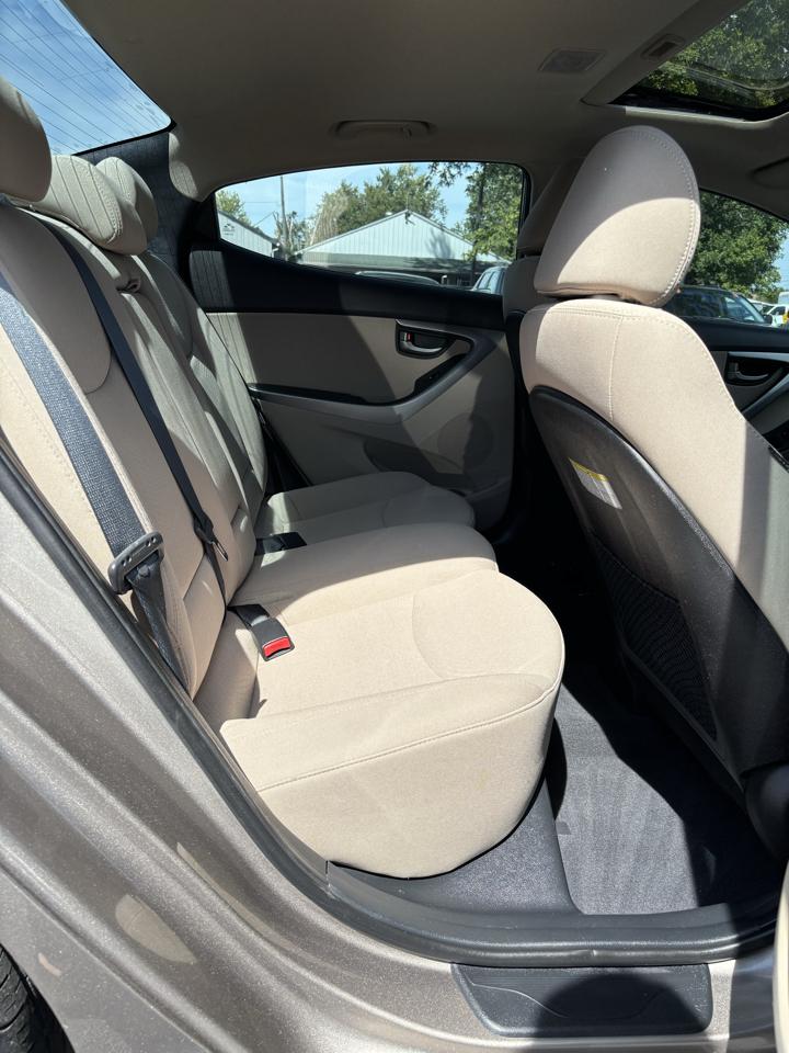 Hyundai Elantra SE 6AT 2016