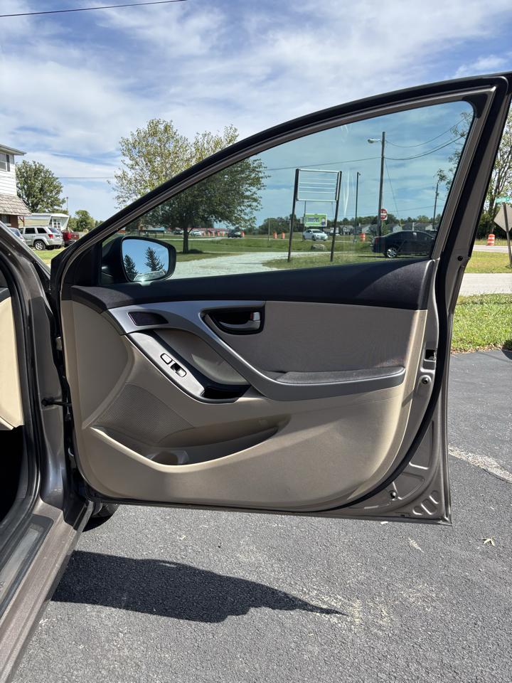 Hyundai Elantra SE 6AT 2016