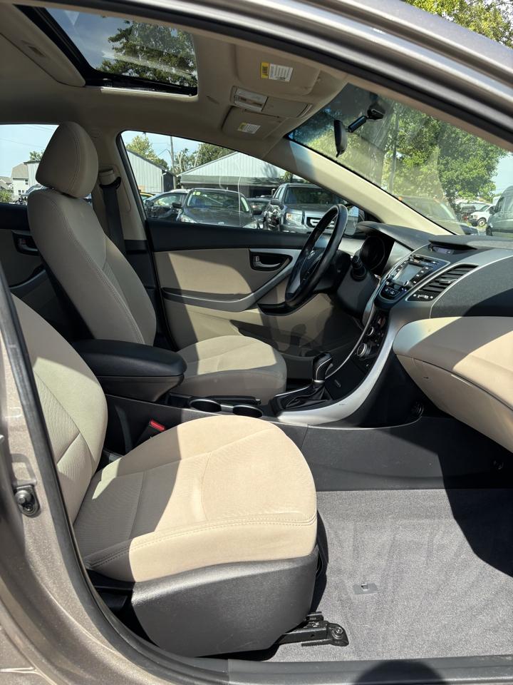 Hyundai Elantra SE 6AT 2016