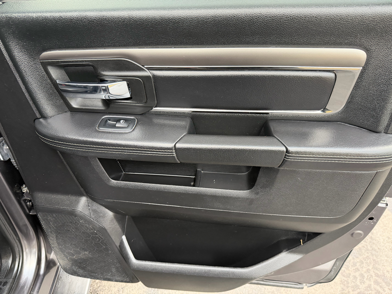 RAM 1500 Night 4x4 Crew Cab 5'7" Box 2018