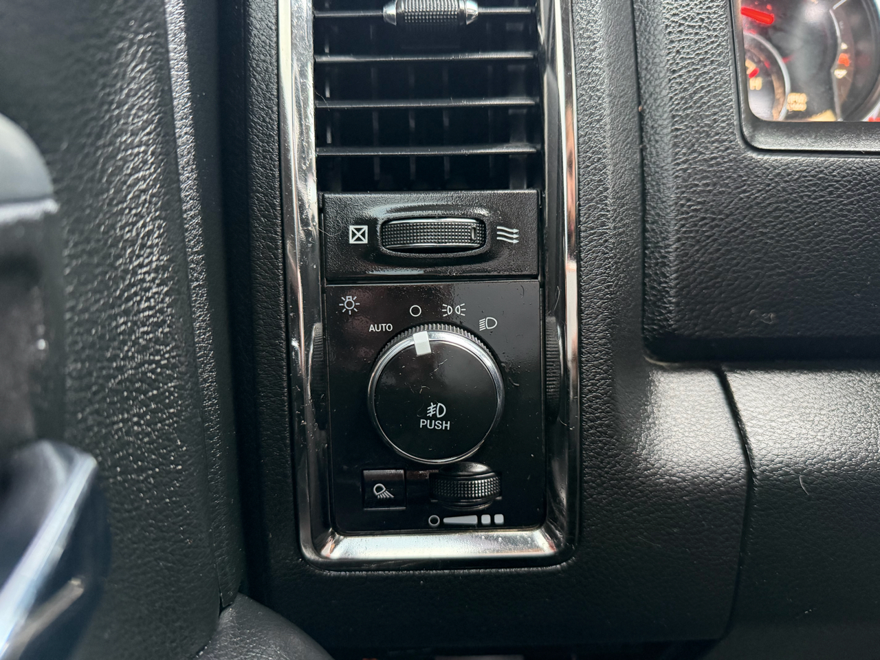 RAM 1500 Night 4x4 Crew Cab 5'7" Box 2018