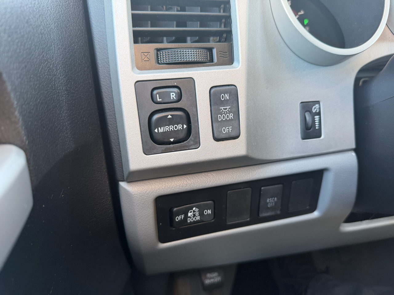 Toyota Tundra 4WD Truck Dbl 5.7L V8 6-Spd AT LTD (Natl) 2008