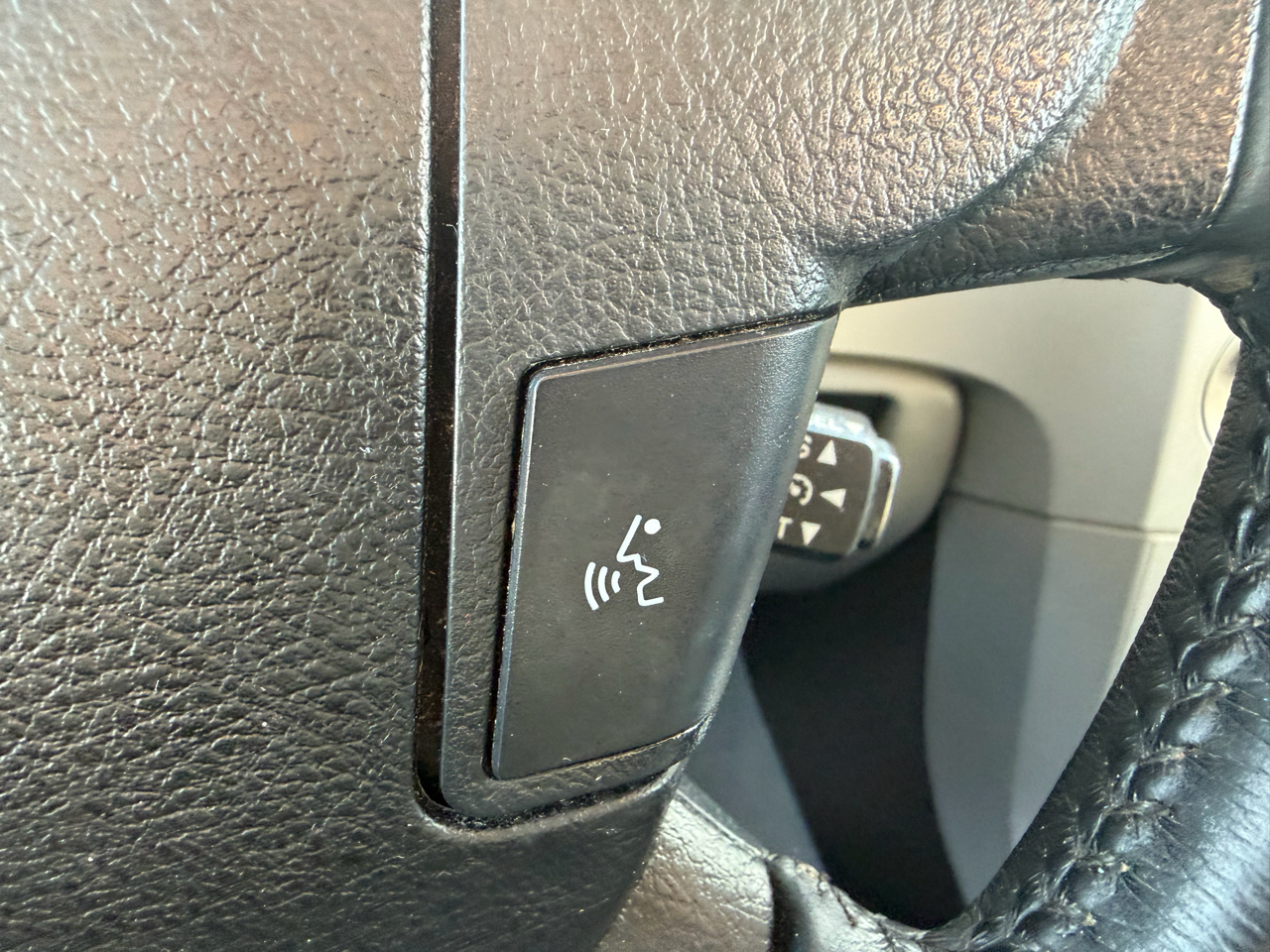 Toyota Tundra 4WD Truck Dbl 5.7L V8 6-Spd AT LTD (Natl) 2008