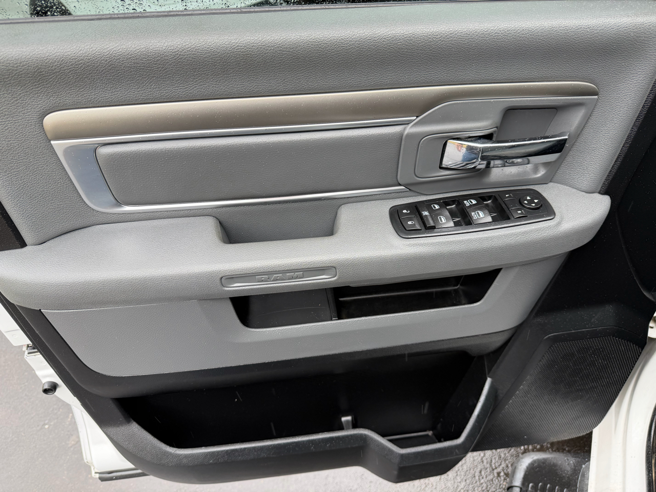 RAM 1500 4WD Crew Cab 140.5" SLT 2013