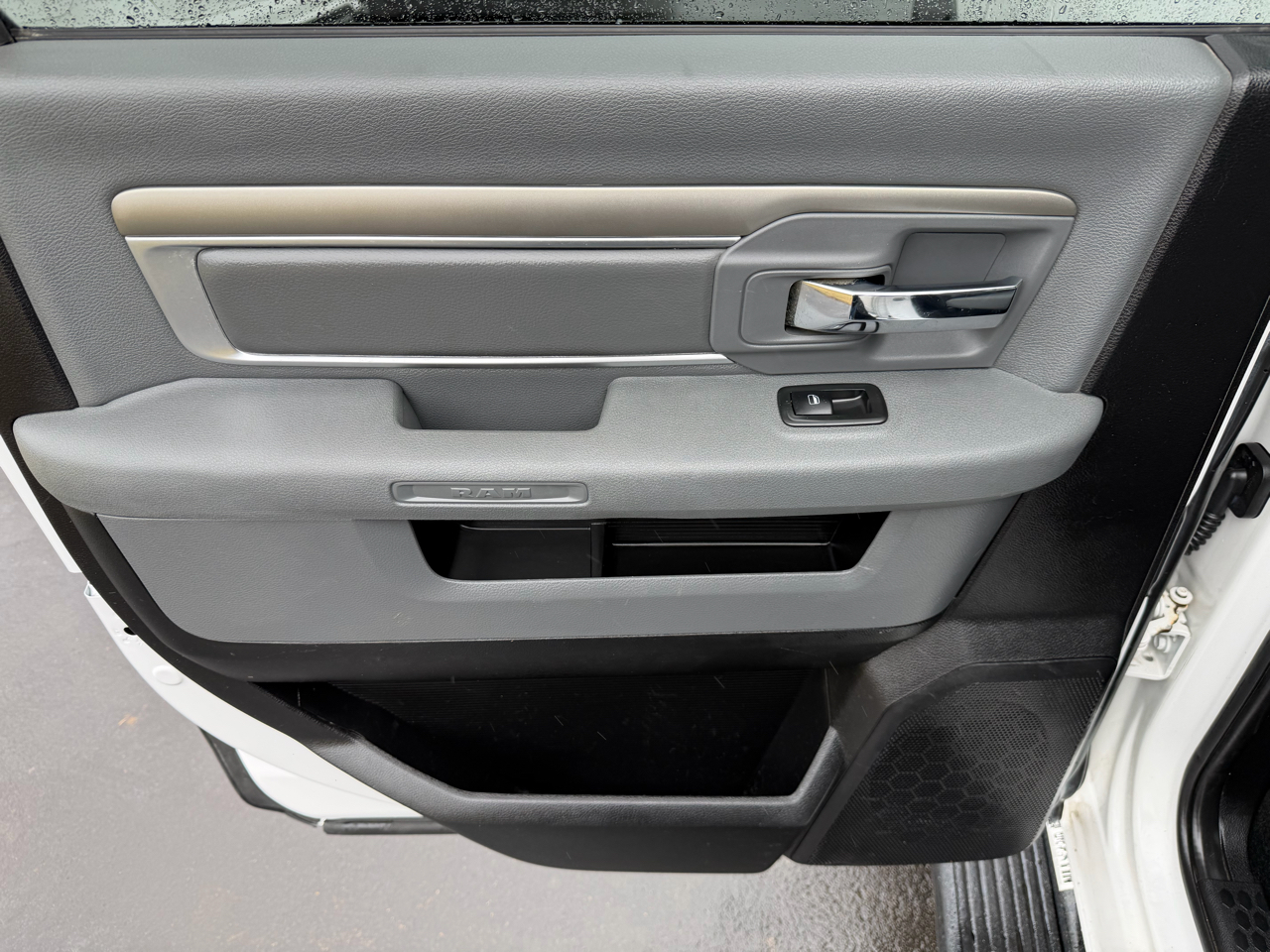 RAM 1500 4WD Crew Cab 140.5" SLT 2013