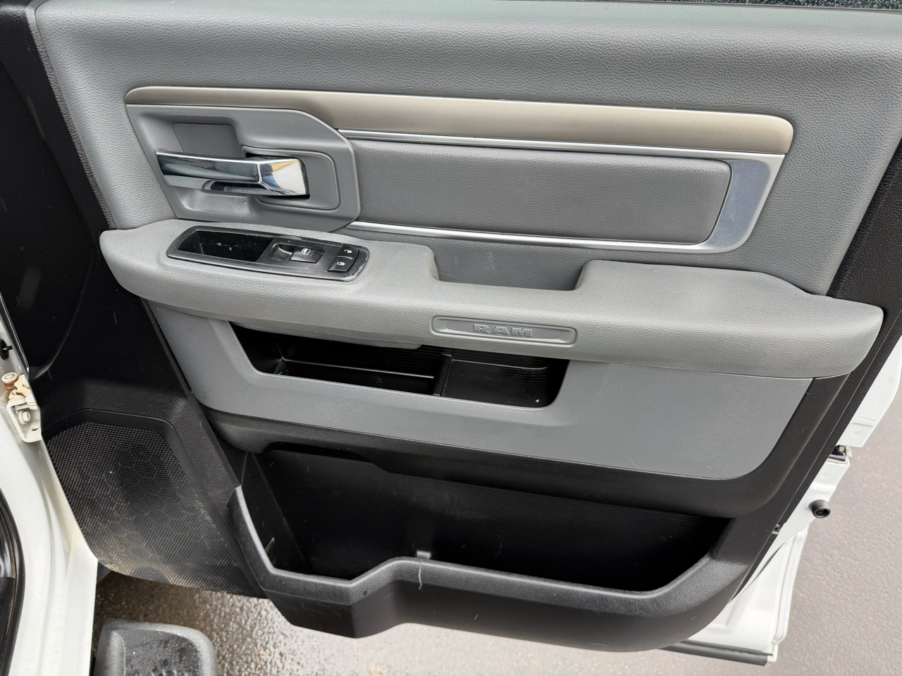 RAM 1500 4WD Crew Cab 140.5" SLT 2013