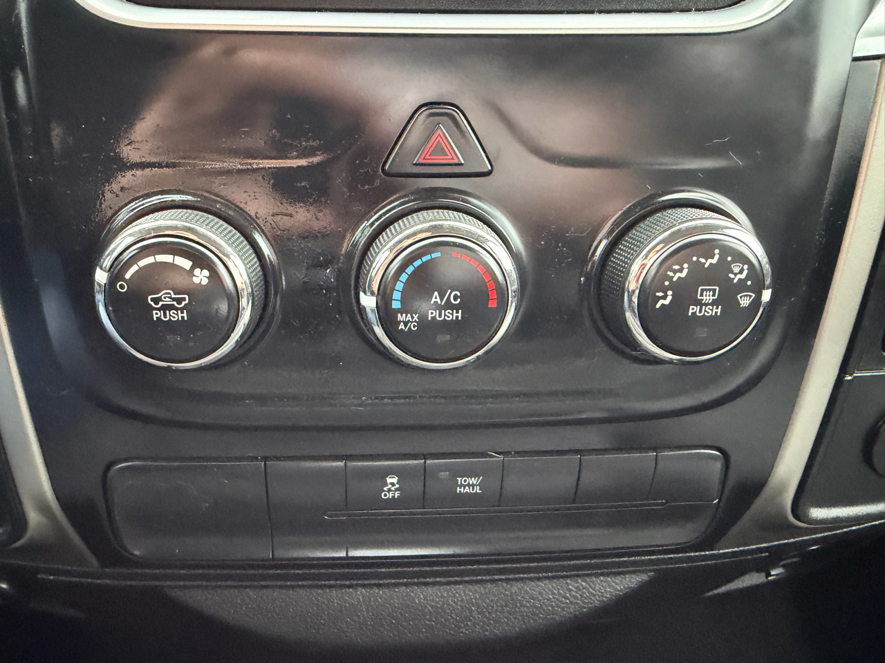 RAM 1500 4WD Crew Cab 140.5" SLT 2013