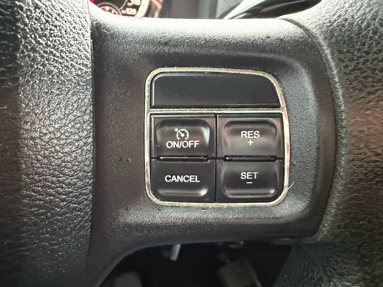 RAM 1500 4WD Crew Cab 140.5" SLT 2013