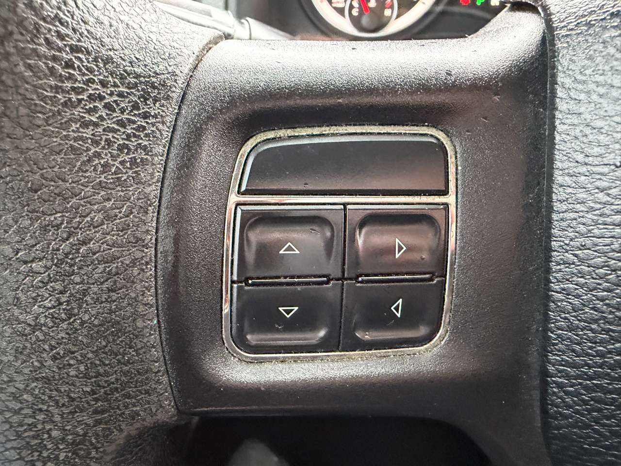 RAM 1500 4WD Crew Cab 140.5" SLT 2013