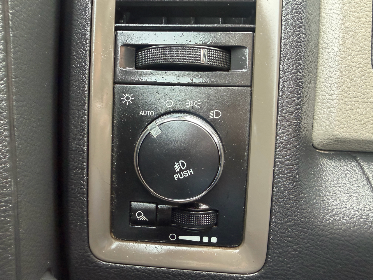 RAM 1500 4WD Quad Cab 140.5" Express 2012