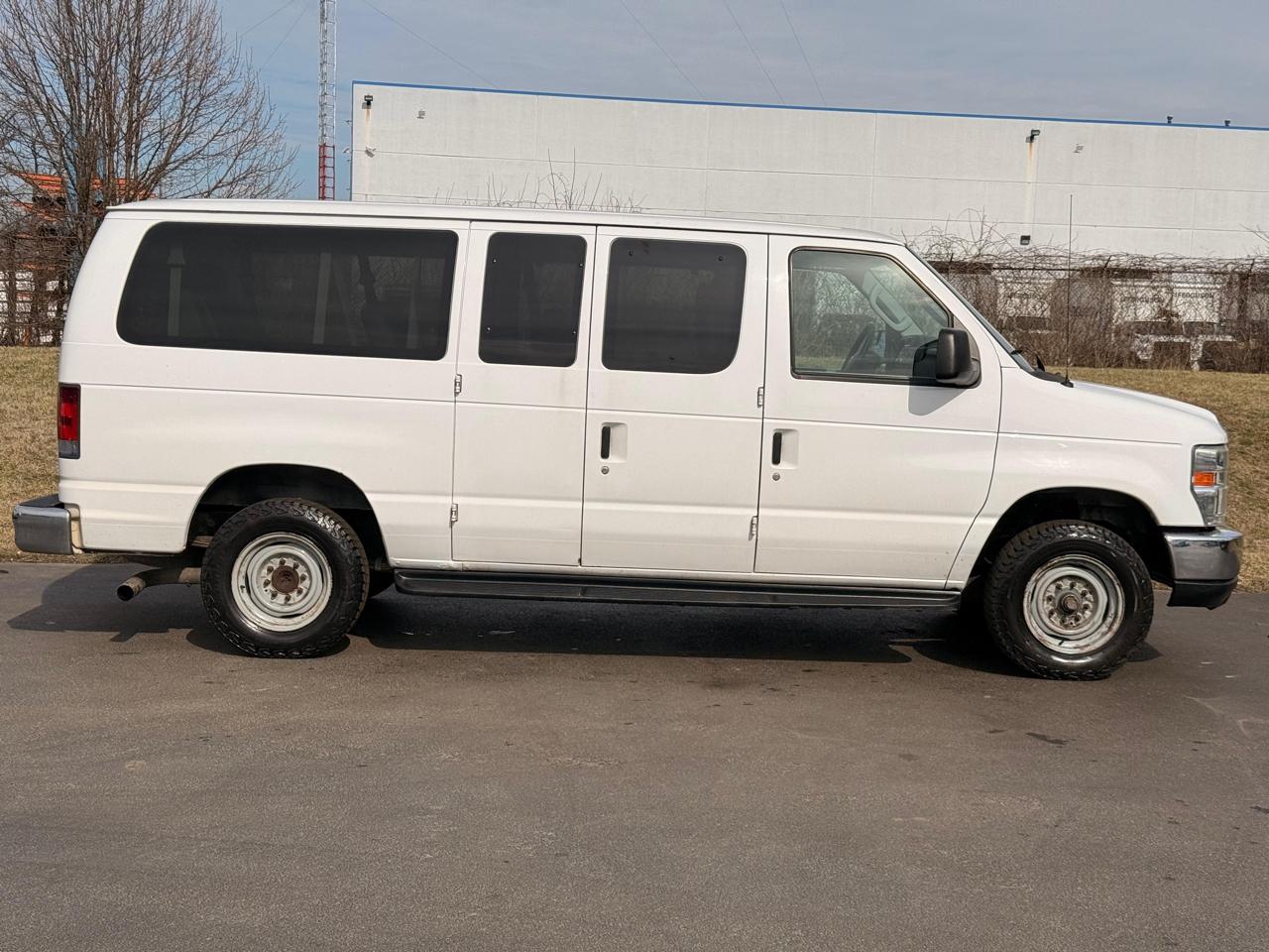Ford Econoline Wagon E-350 Super Duty XLT 2013