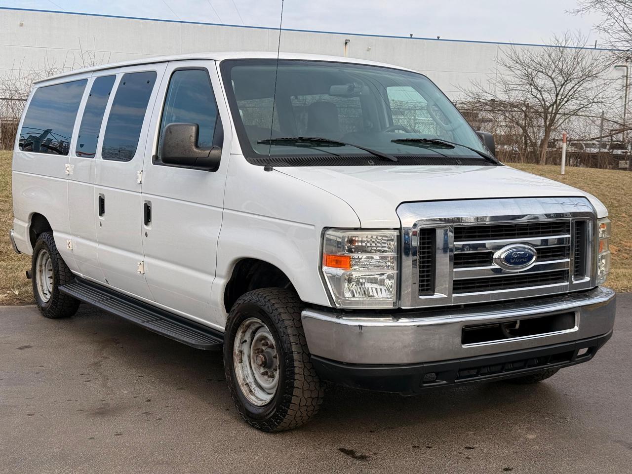 Ford Econoline Wagon E-350 Super Duty XLT 2013