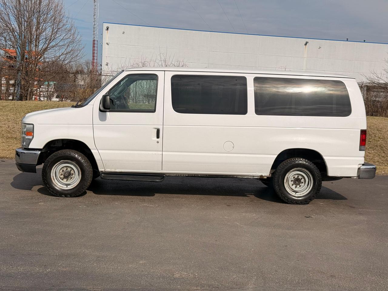 Ford Econoline Wagon E-350 Super Duty XLT 2013