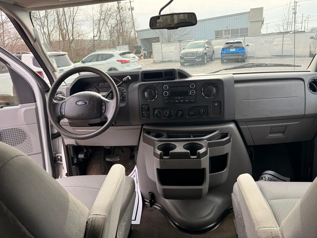 Ford Econoline Wagon E-350 Super Duty XLT 2013