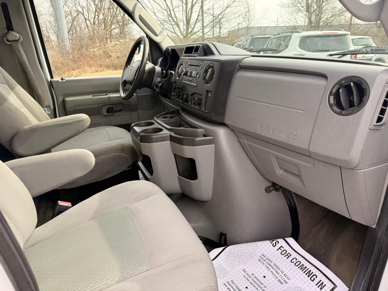 Ford Econoline Wagon E-350 Super Duty XLT 2013