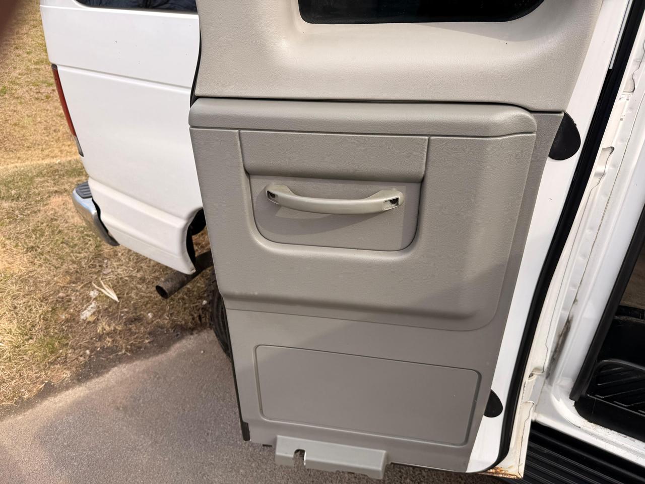 Ford Econoline Wagon E-350 Super Duty XLT 2013