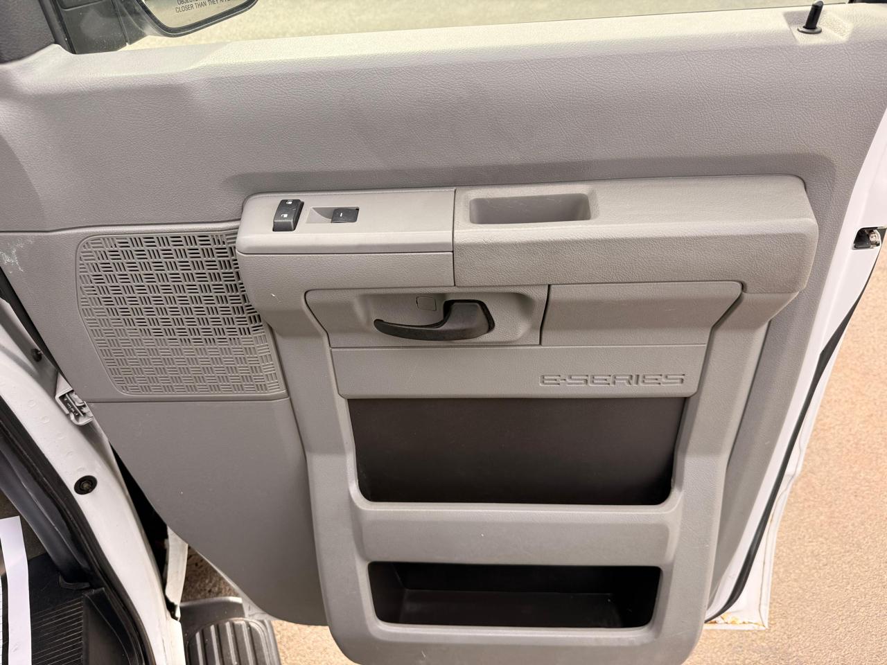 Ford Econoline Wagon E-350 Super Duty XLT 2013