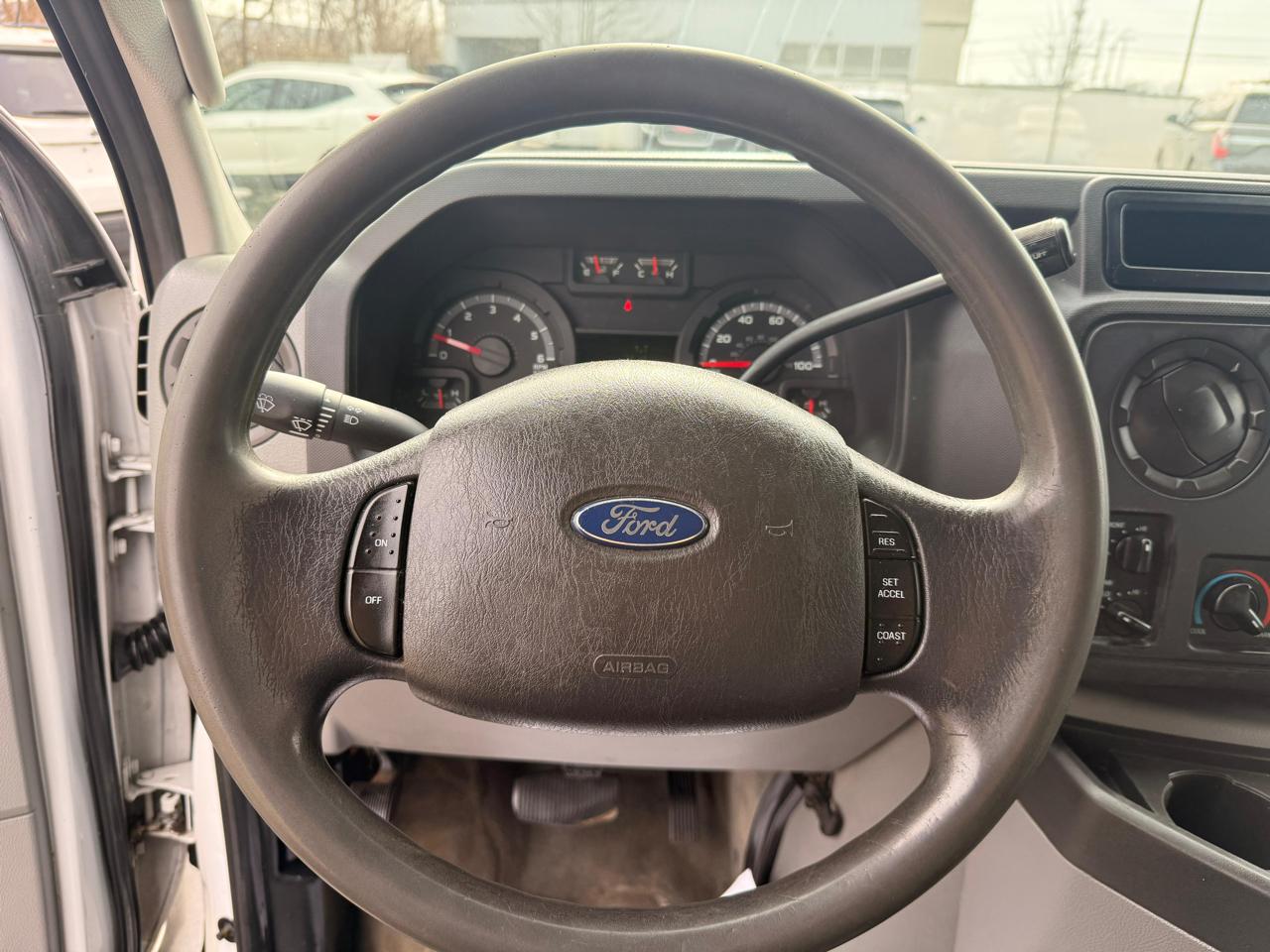 Ford Econoline Wagon E-350 Super Duty XLT 2013