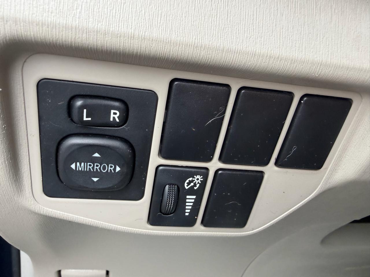 Toyota Prius 5dr HB Persona Series Special Edition (Natl) 2015