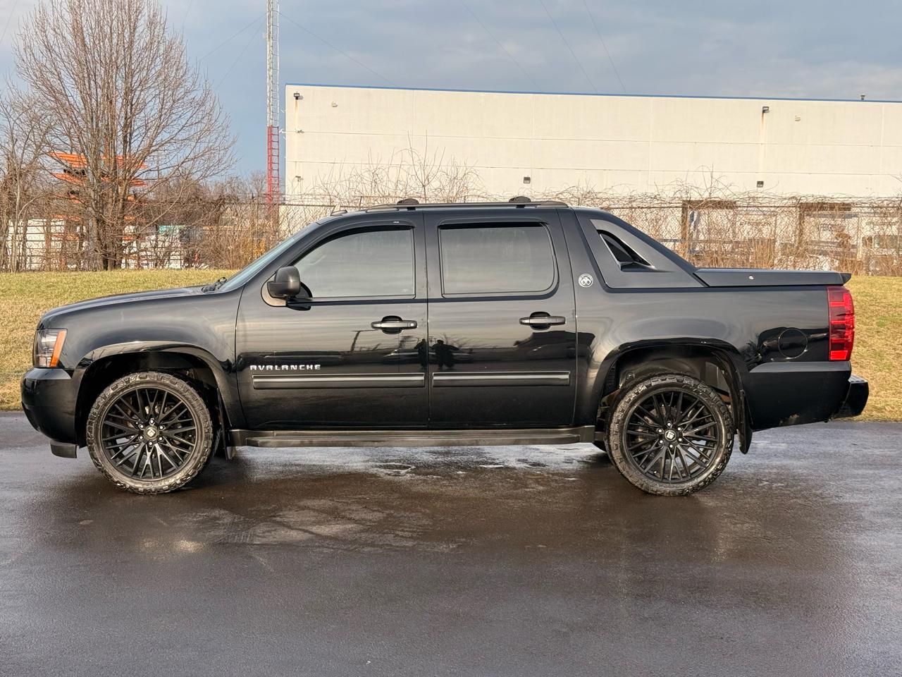 Chevrolet Avalanche 4WD Crew Cab LT 2013