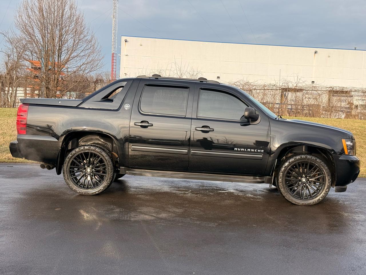 Chevrolet Avalanche 4WD Crew Cab LT 2013
