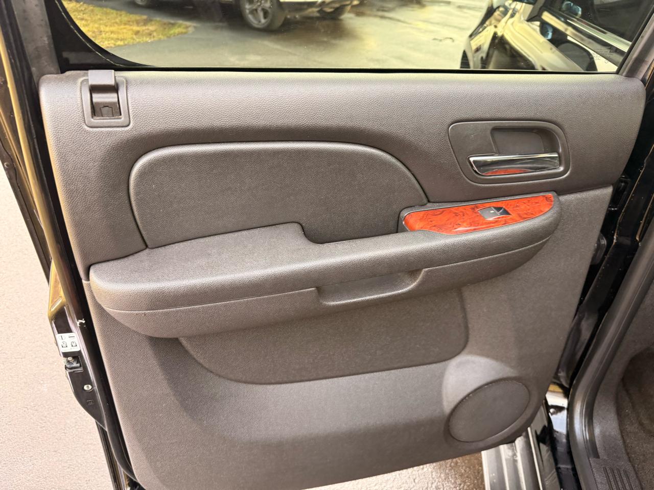 Chevrolet Avalanche 4WD Crew Cab LT 2013