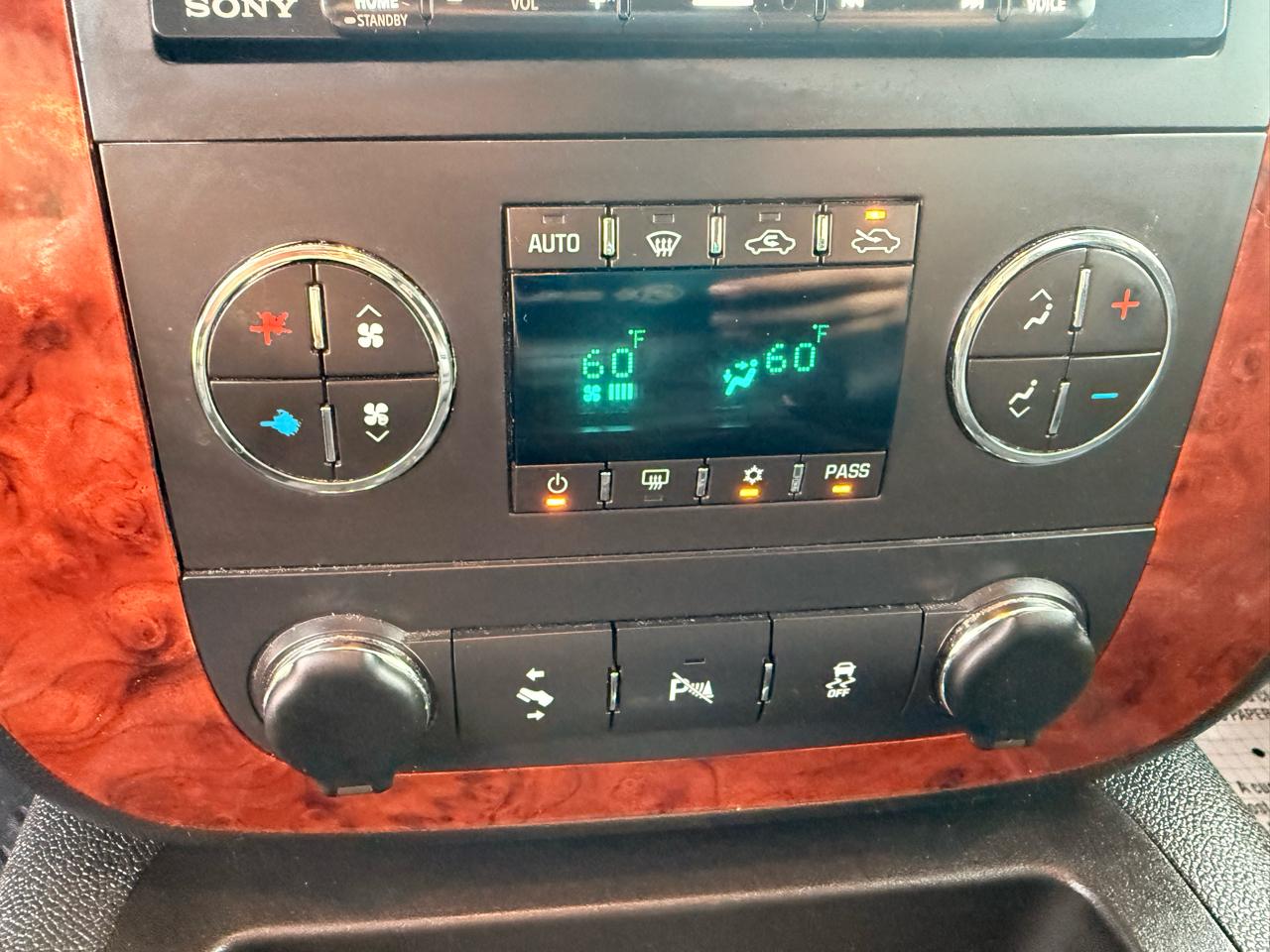 Chevrolet Avalanche 4WD Crew Cab LT 2013