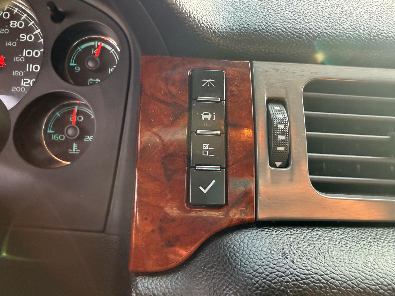 Chevrolet Avalanche 4WD Crew Cab LT 2013