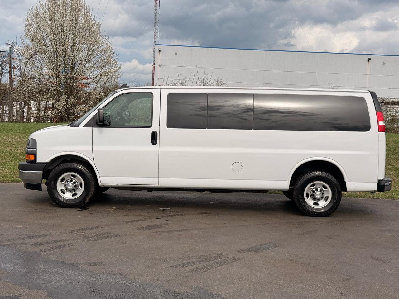 Chevrolet Express Passenger RWD 3500 155" LT 2019