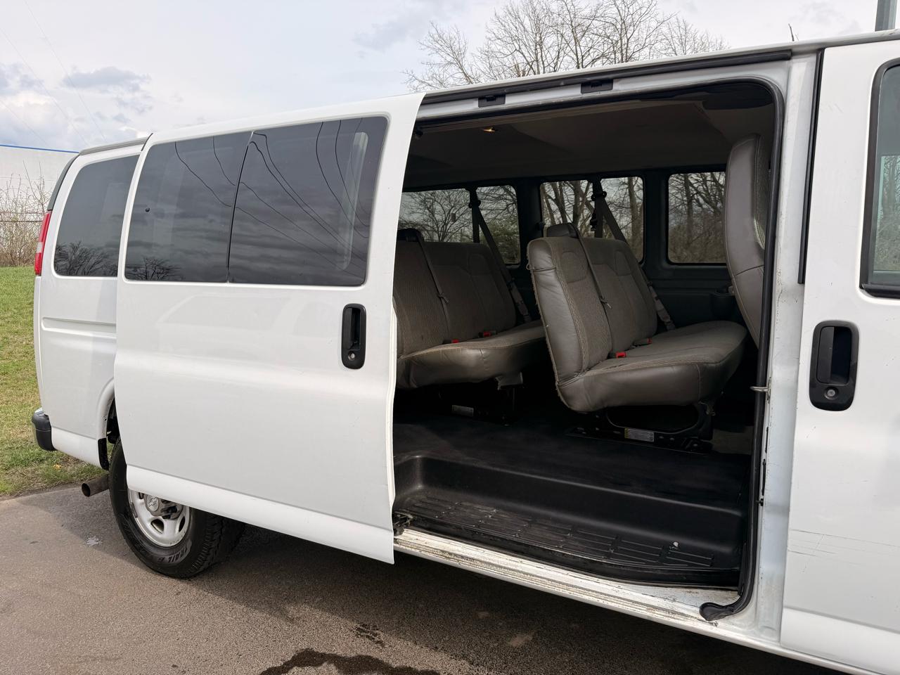 Chevrolet Express Passenger RWD 3500 155" LT 2019