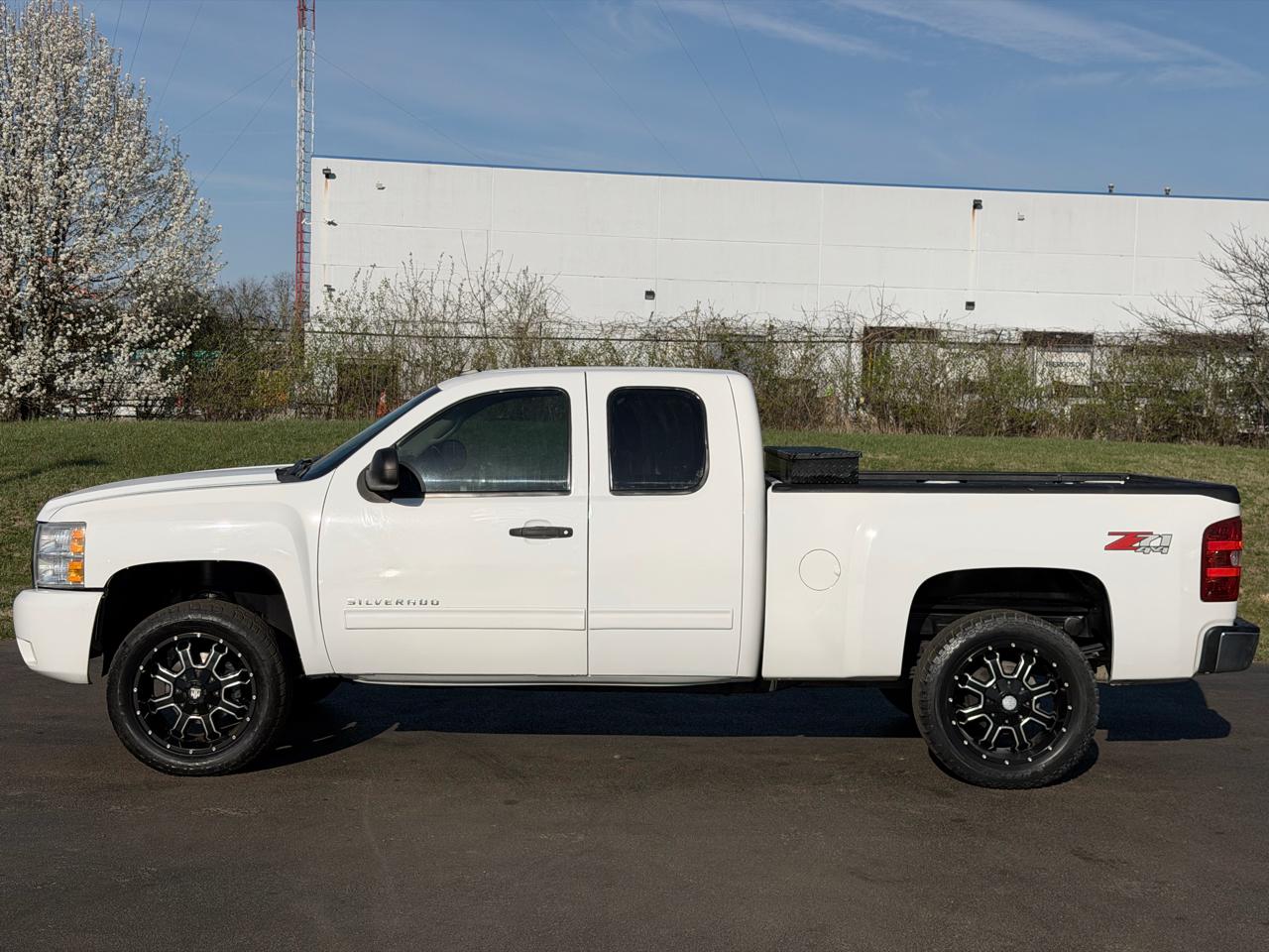 Chevrolet Silverado 1500 4WD Ext Cab 143.5" LT 2011