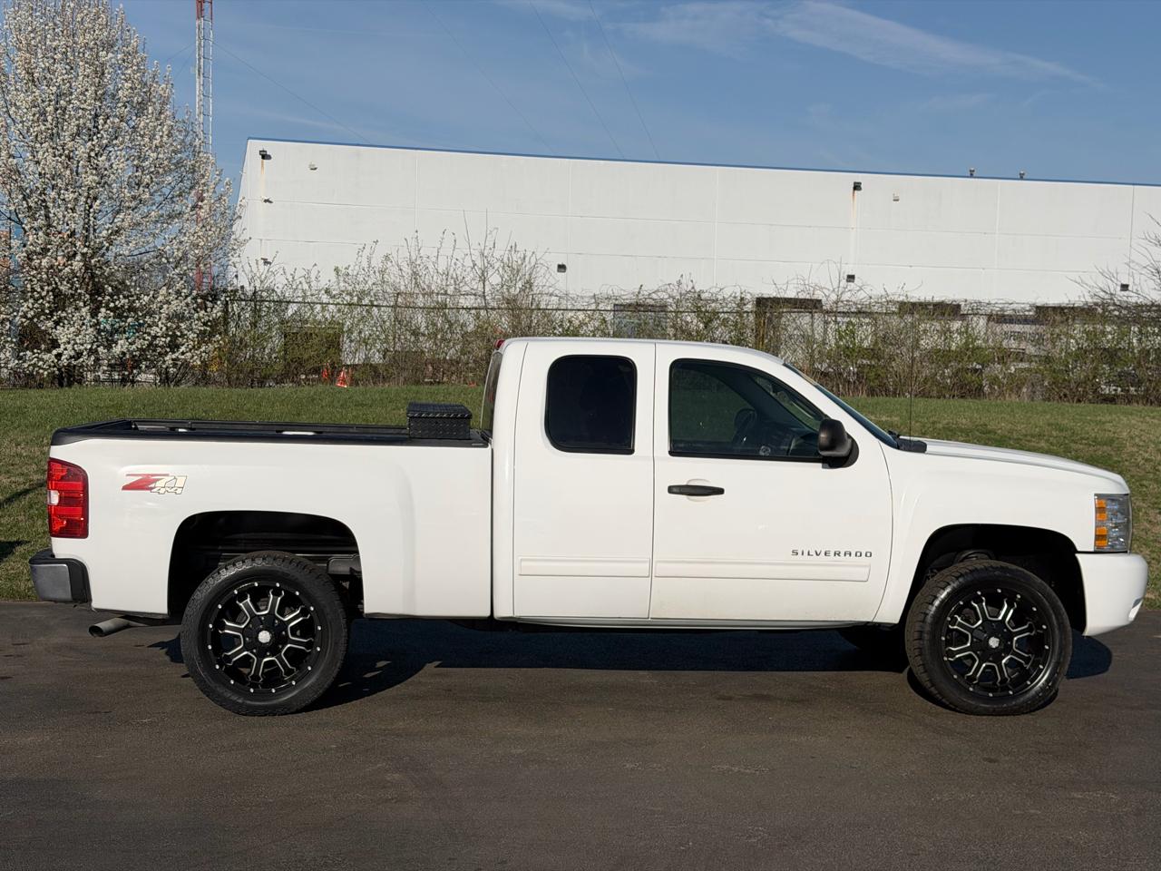 Chevrolet Silverado 1500 4WD Ext Cab 143.5" LT 2011