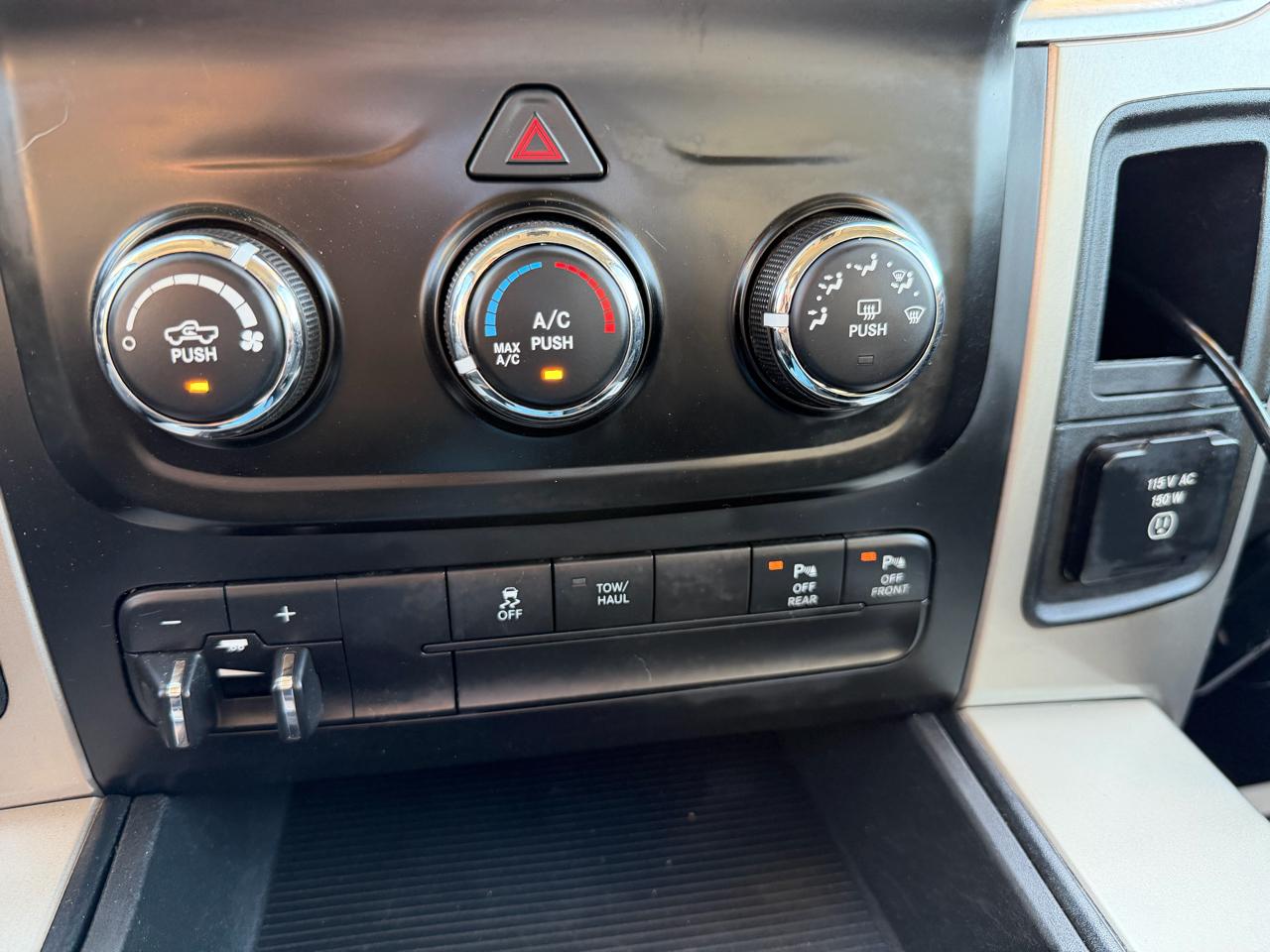 RAM 1500 4WD Quad Cab 140.5" Big Horn 2014