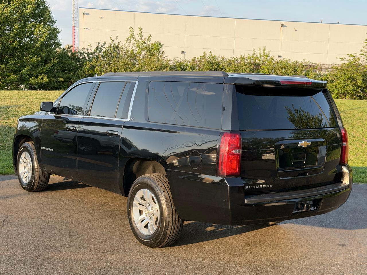 Chevrolet Suburban 4WD 4dr 1500 LT 2019
