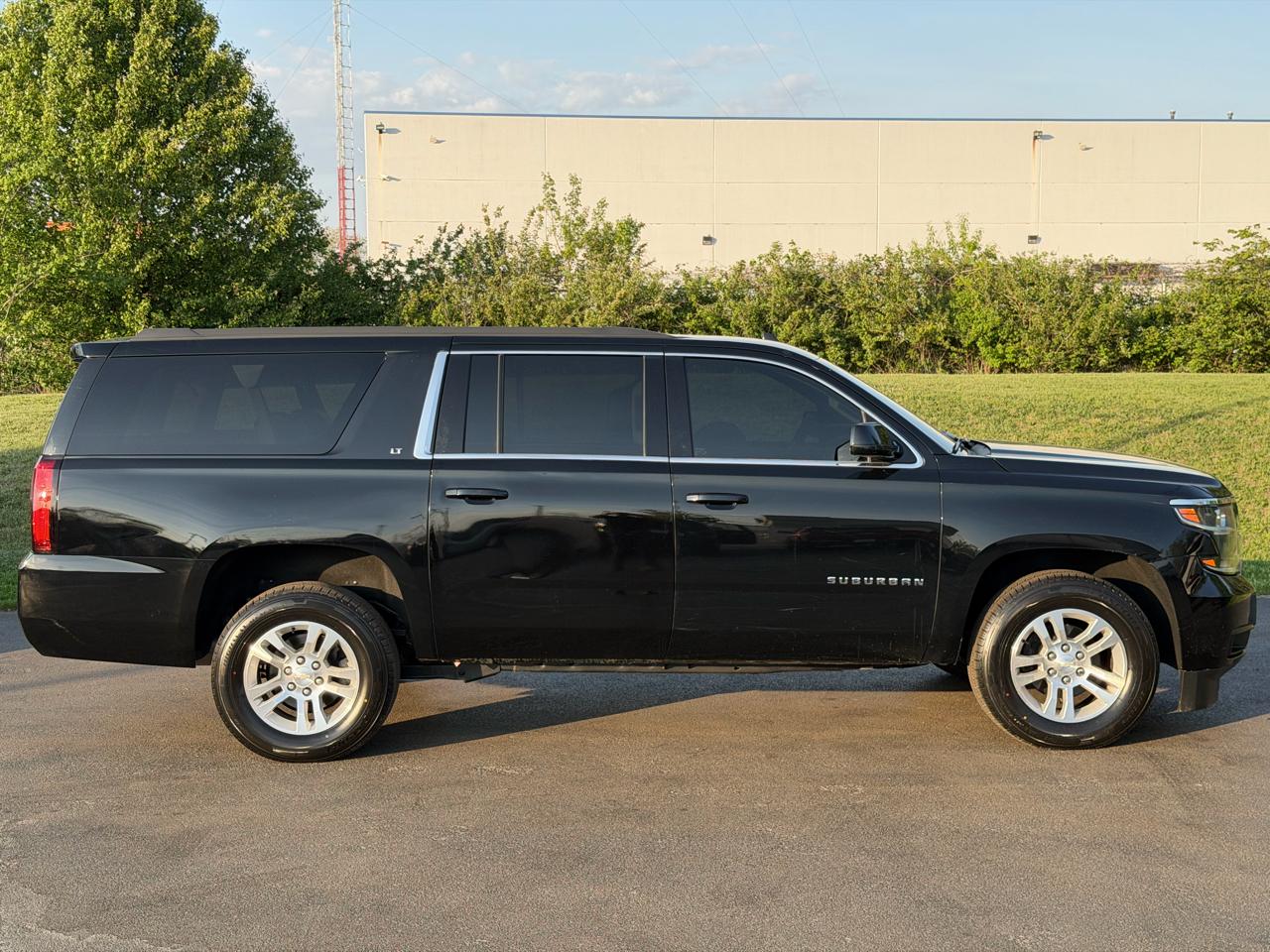 Chevrolet Suburban 4WD 4dr 1500 LT 2019